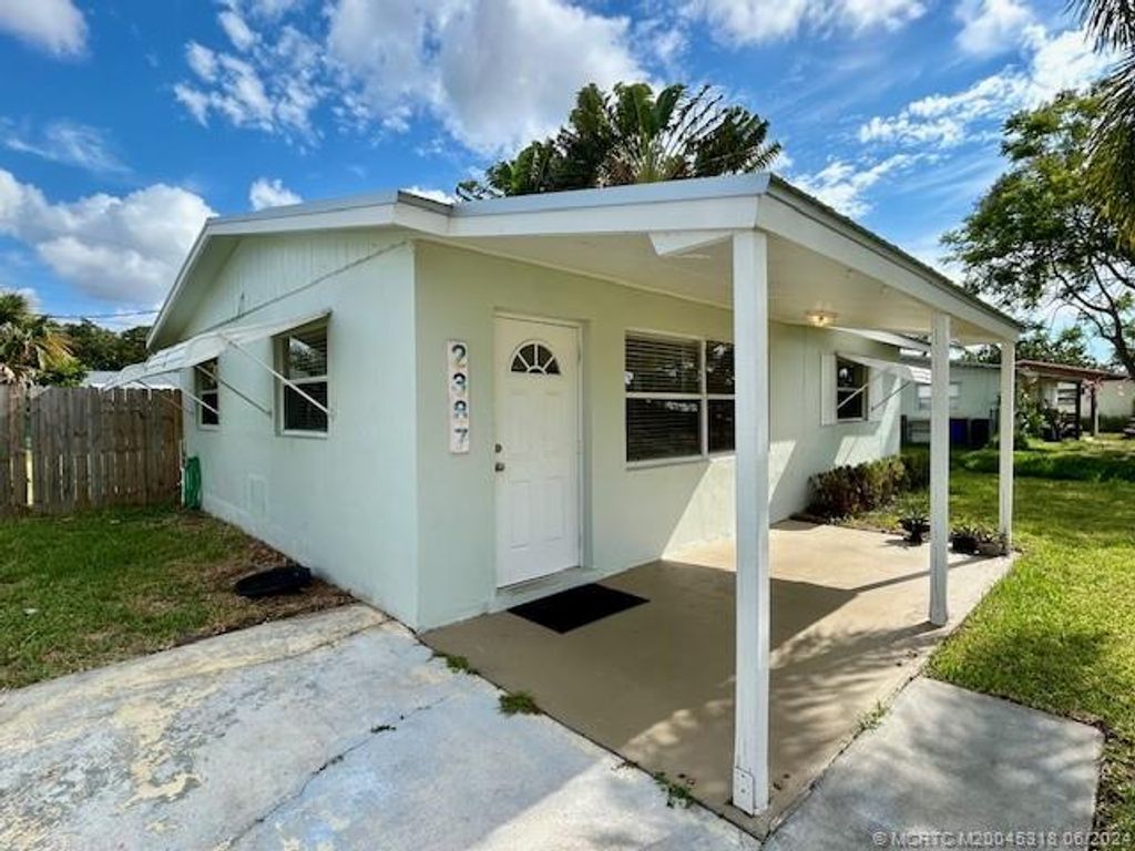 Photo of 2387 SE Harrison Street, Stuart, FL 34997 (MLS # M20045318)