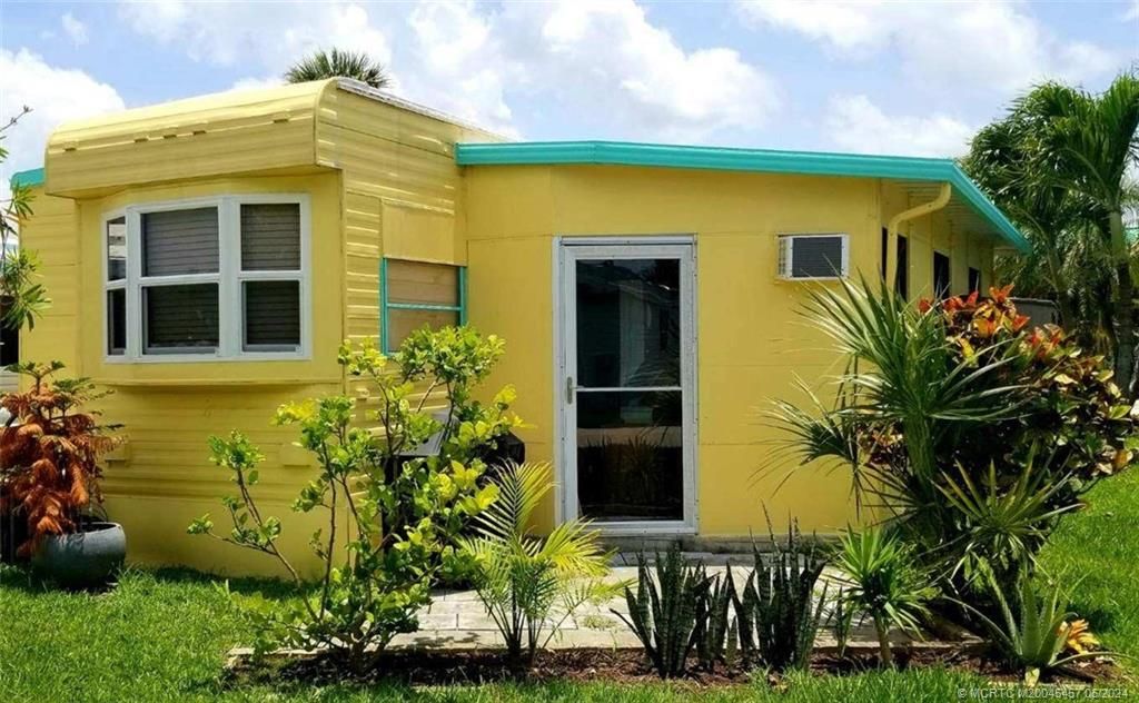 Photo of 815 Nettles Boulevard, Jensen Beach, FL 34957 (MLS # M20045457)