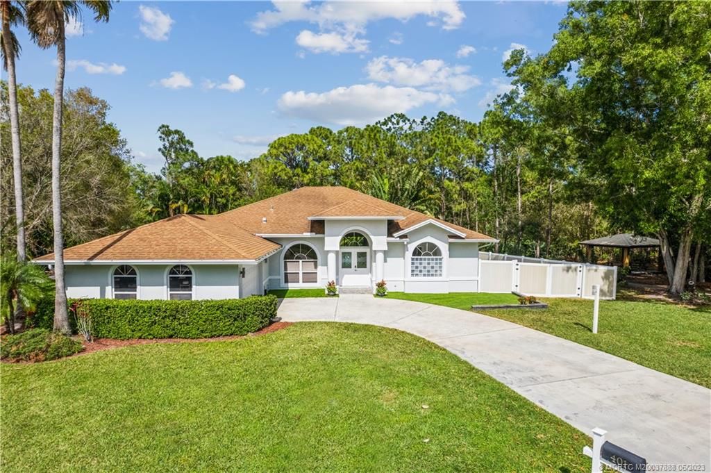 Photo of 401 SE Southwood Trail, Stuart, FL 34997 (MLS # M20037888)