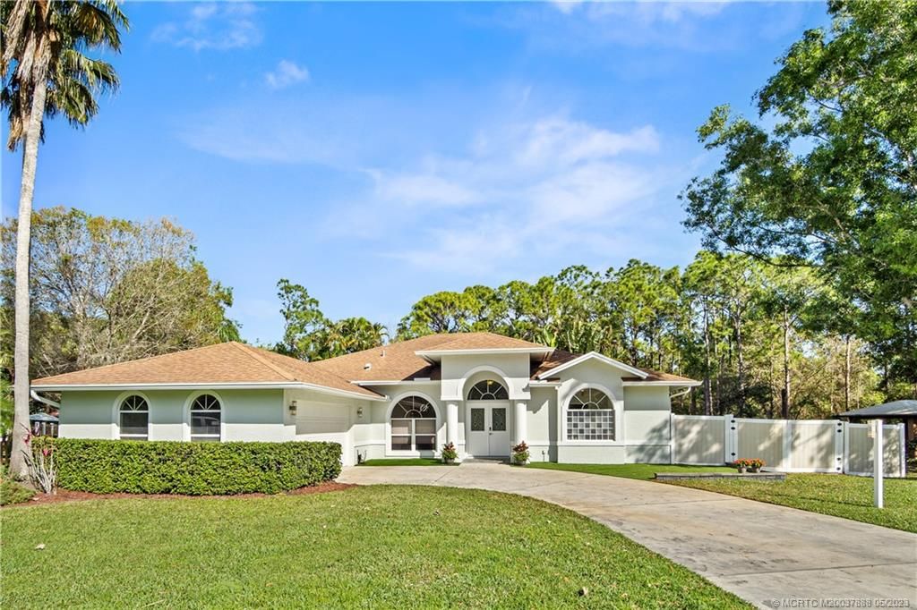 Photo of 401 SE Southwood Trail, Stuart, FL 34997 (MLS # M20037888)