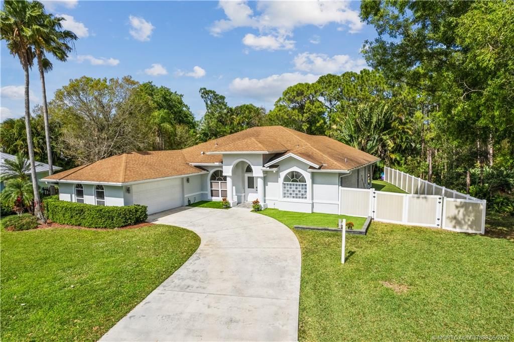 Photo of 401 SE Southwood Trail, Stuart, FL 34997 (MLS # M20037888)