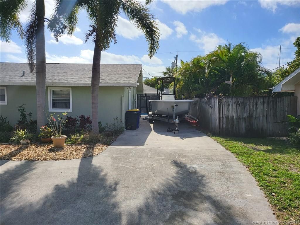 Photo of 4796 SE Manatee Terrace, Stuart, FL 34997 (MLS # M20038023)