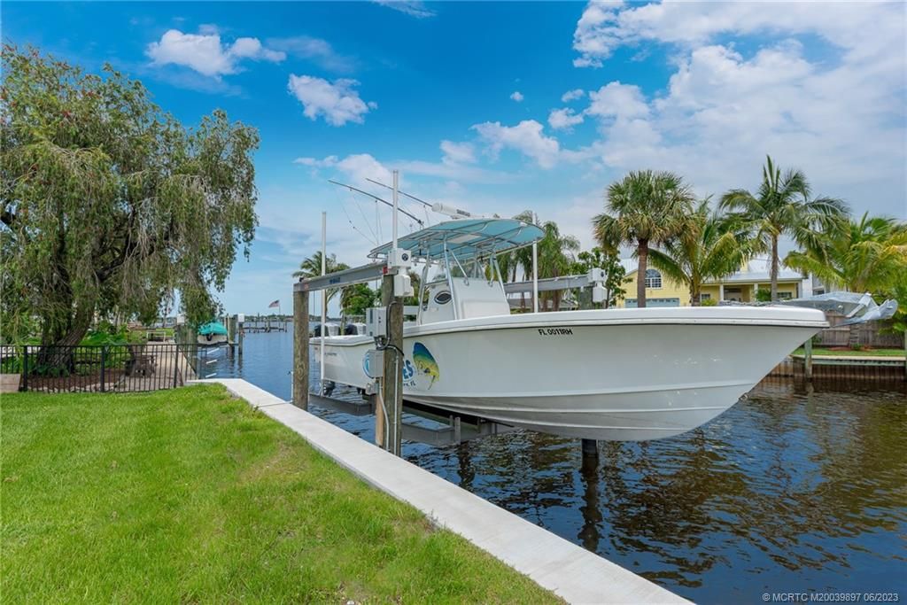 Photo of 1212 SW Pelican Crescent, Palm City, FL 34990 (MLS # M20039897)