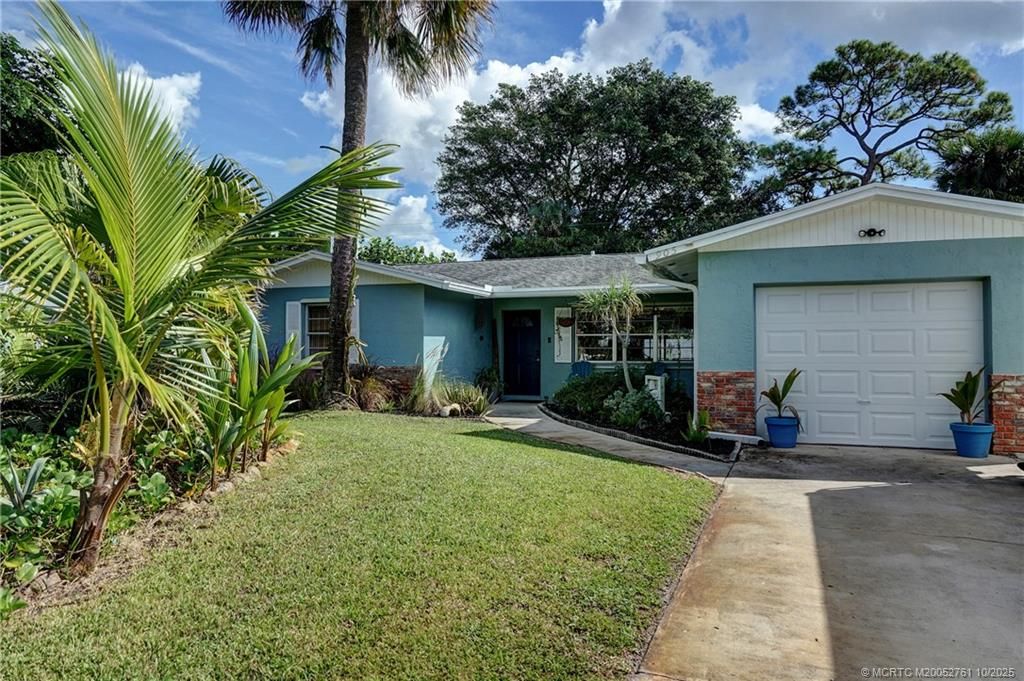Photo of 905 SE Flamingo Avenue, Stuart, FL 34996 (MLS # M20052761)