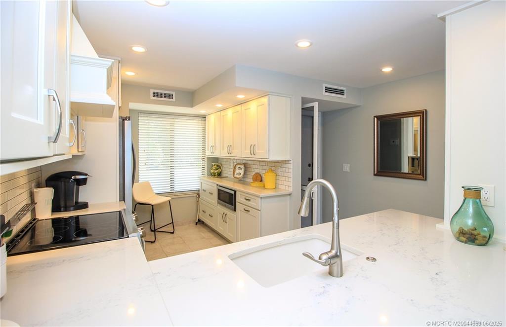 Stuart, Florida 34996, United States, 2 Bedrooms Bedrooms, ,2 BathroomsBathrooms,Residential,Active,59327