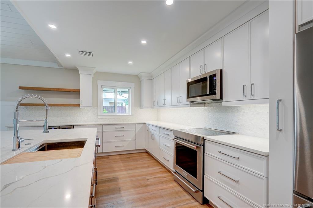 Sewalls Point, Florida 34996, United States, 3 Bedrooms Bedrooms, ,3 BathroomsBathrooms,Residential,Active,28984