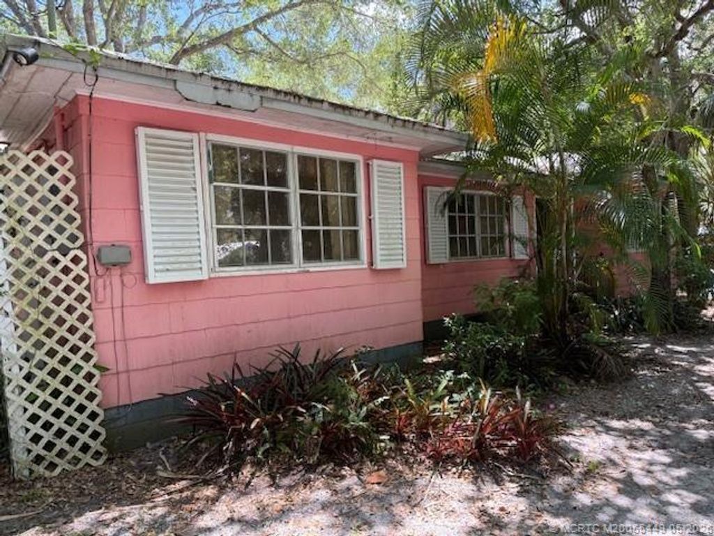 Photo of 713 SW Bryant Avenue, Stuart, FL 34994 (MLS # M20055449)