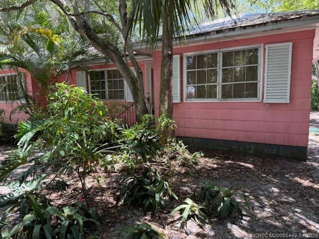 Photo of 713 SW Bryant Avenue, Stuart, FL 34994 (MLS # M20055449)
