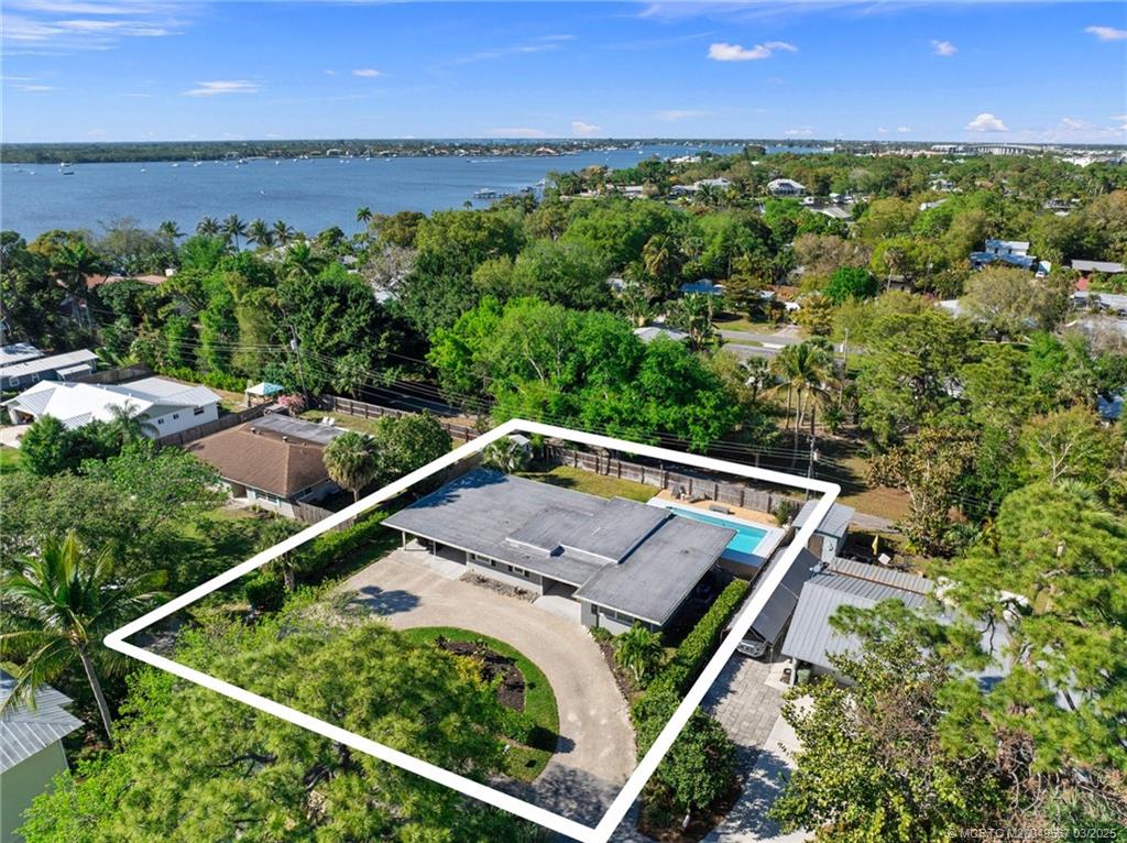 530 SW Manor Drive