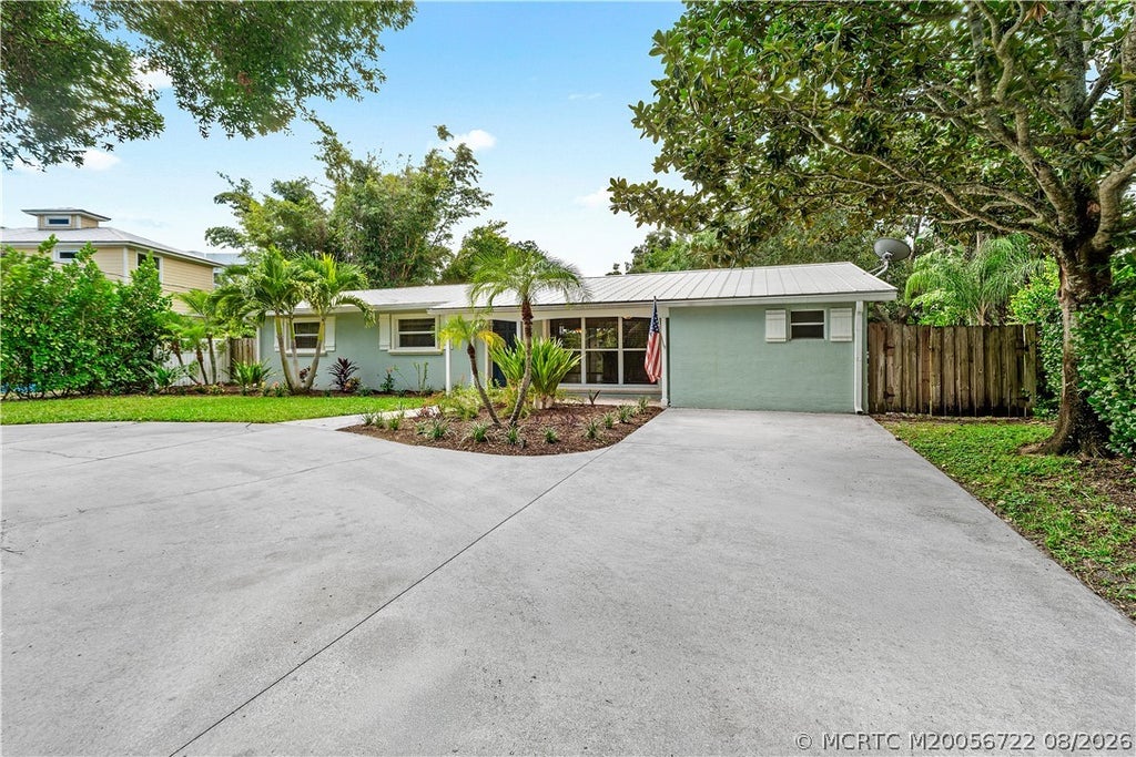 Photo of 502 SE Edgewood Drive, Stuart, FL 34996 (MLS # M20056722)