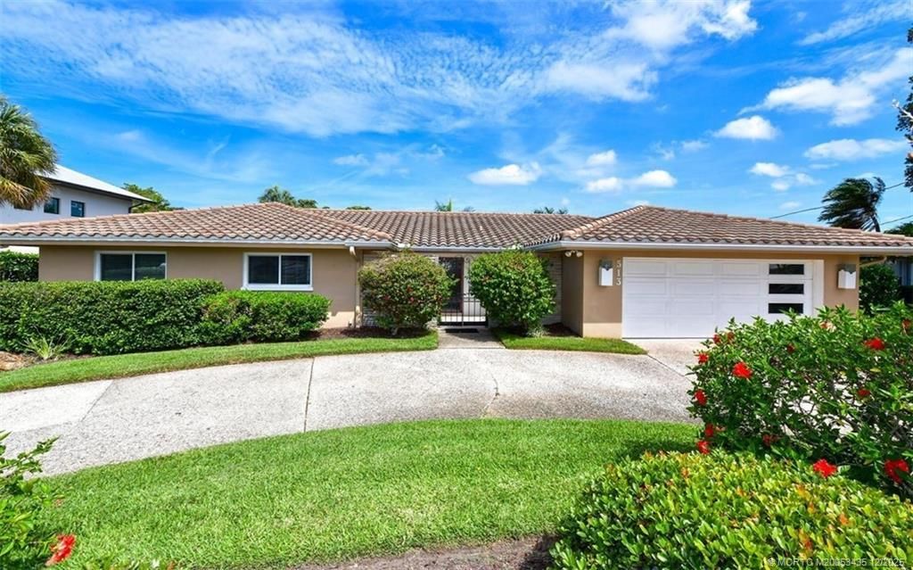 Photo of 513 Gunwale Lane, Longboat Key, FL 34228 (MLS # M20053435)