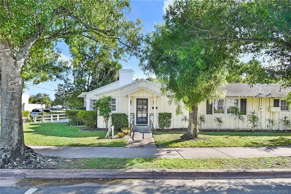 Photo of 300 SE Detroit Avenue, Stuart, FL 34994 (MLS # M20041306)