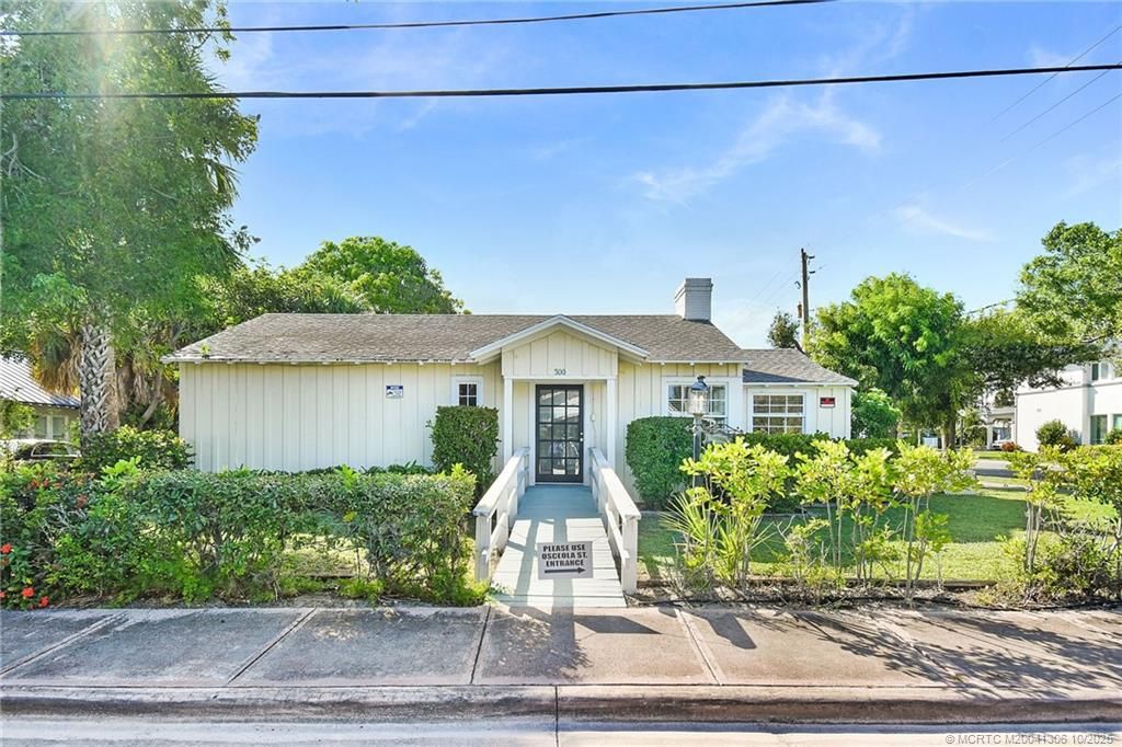 Photo of 300 SE Detroit Avenue, Stuart, FL 34994 (MLS # M20041306)