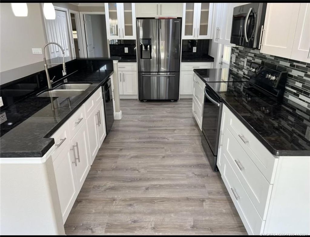 Photo of 913 SW 29th Street, Palm City, FL 34990 (MLS # M20047385)