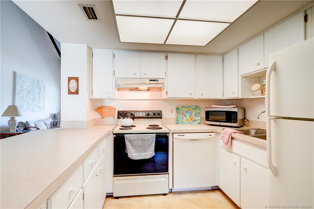 Stuart, Florida 34996, United States, 2 Bedrooms Bedrooms, ,3 BathroomsBathrooms,Residential,Active,28951