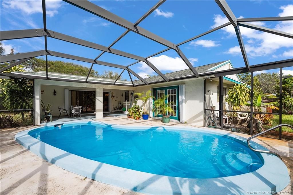 Photo of 901 NW Terrace Road, Stuart, FL 34994 (MLS # M20048041)