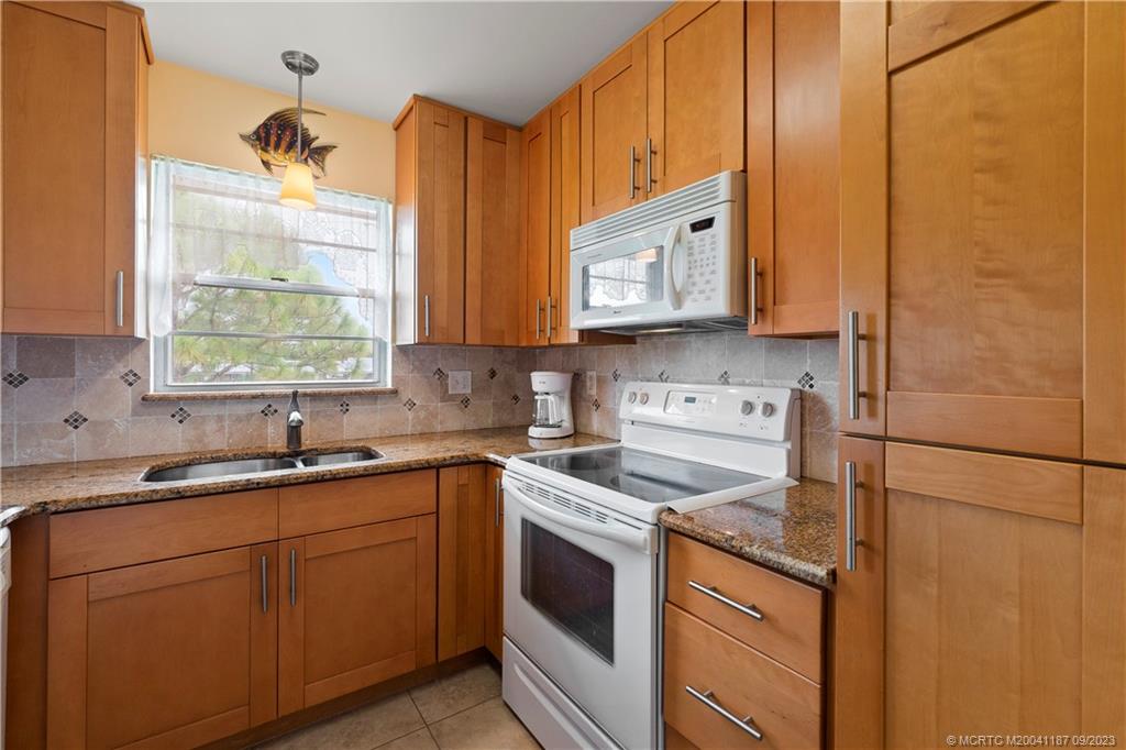 Stuart, Florida 34996, United States, 2 Bedrooms Bedrooms, ,2 BathroomsBathrooms,Residential,Pending,70038