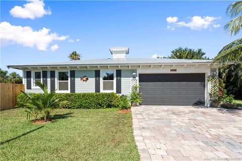 Photo of 1305 SE Sea Oat Lane, Stuart, FL 34996 (MLS # M20048501)