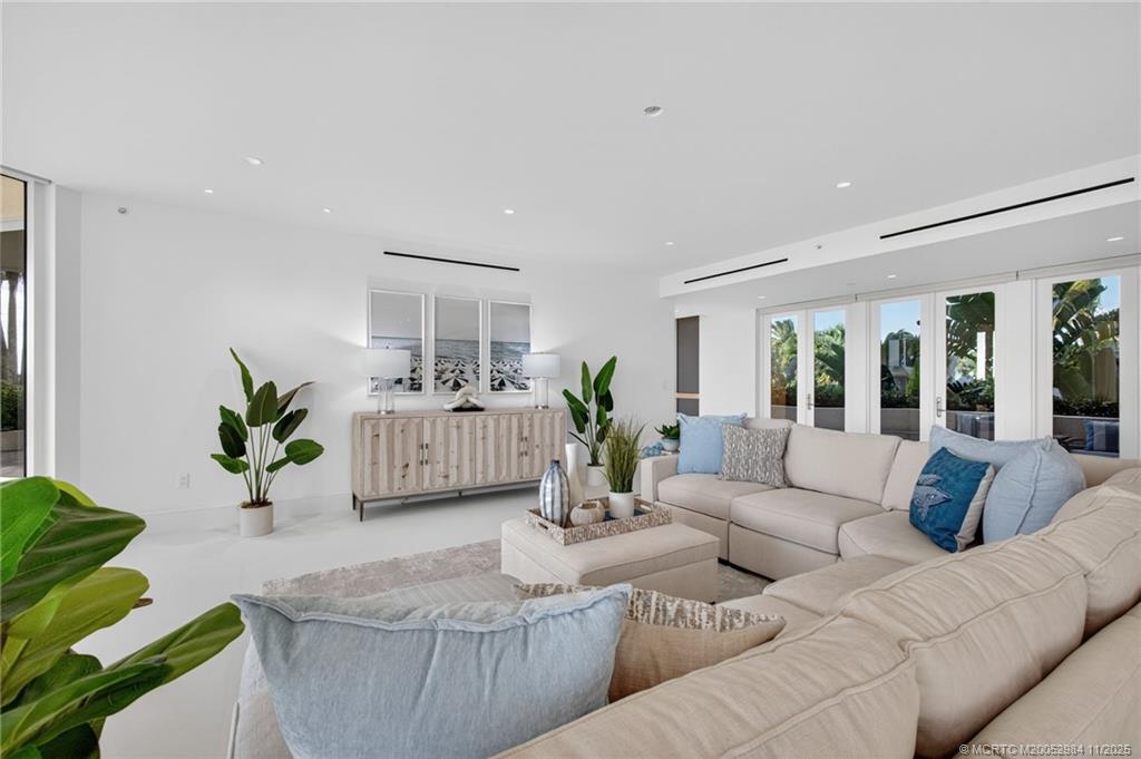 Stuart, Florida 34996, United States, 3 Bedrooms Bedrooms, ,3 BathroomsBathrooms,Residential,Pending,245180