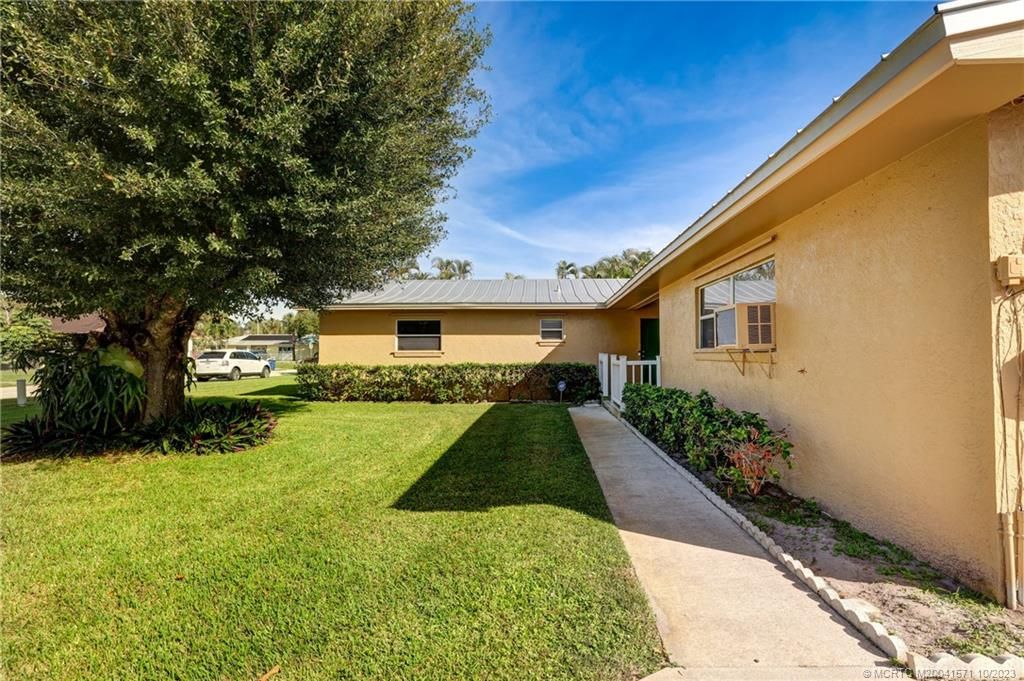 Photo of 2812 S 10th Street, Fort Pierce, FL 34982 (MLS # M20041571)