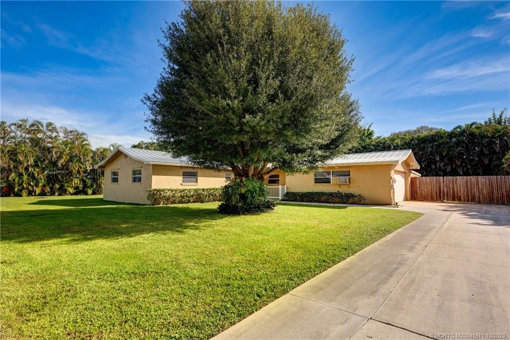 Photo of 2812 S 10th Street, Fort Pierce, FL 34982 (MLS # M20041571)