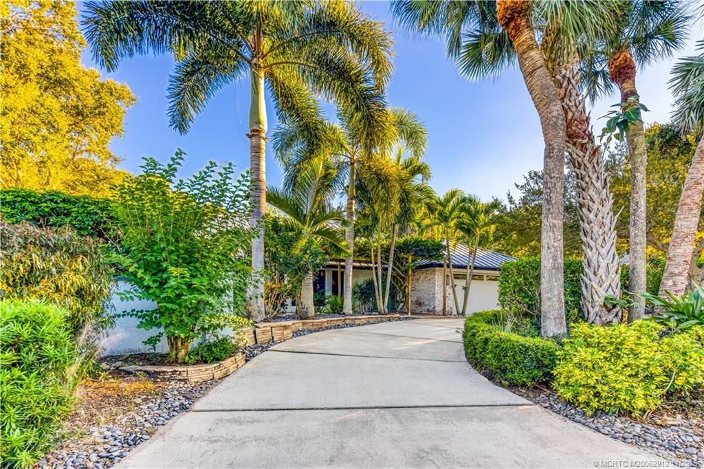 Photo of 7 Oakwood Drive, Stuart, FL 34996 (MLS # M20052912)