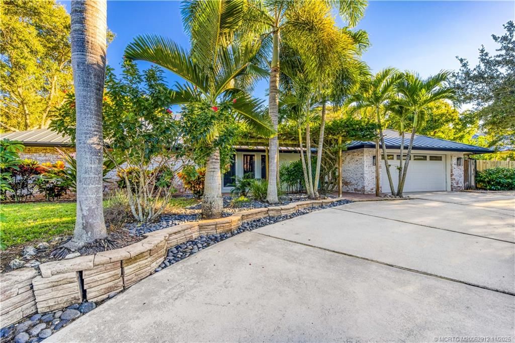 Photo of 7 Oakwood Drive, Stuart, FL 34996 (MLS # M20052912)