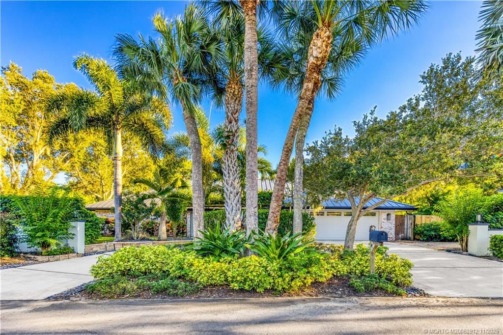 Photo of 7 Oakwood Drive, Stuart, FL 34996 (MLS # M20052912)