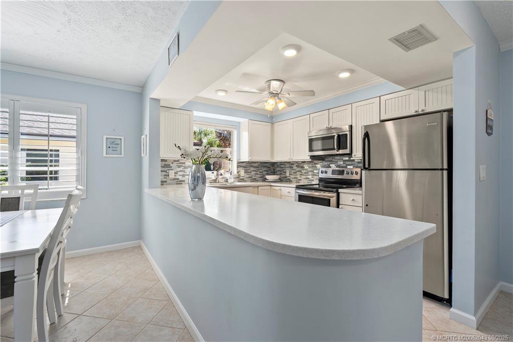 Stuart, Florida 34996, United States, 2 Bedrooms Bedrooms, ,2 BathroomsBathrooms,Residential,Pending,203162