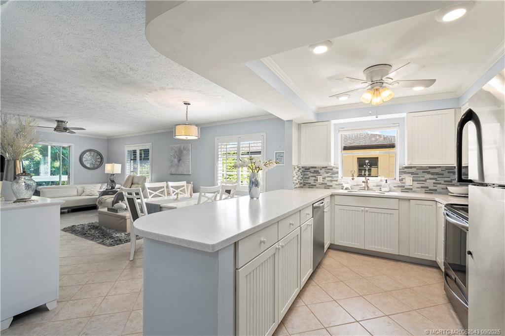 Stuart, Florida 34996, United States, 2 Bedrooms Bedrooms, ,2 BathroomsBathrooms,Residential,Pending,203162