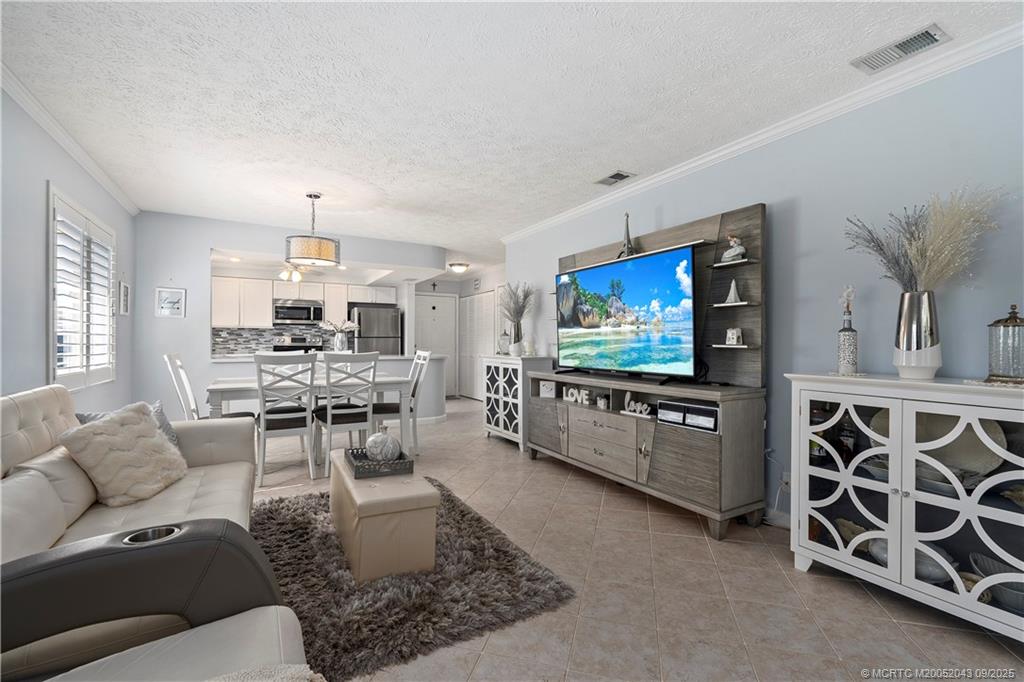 Stuart, Florida 34996, United States, 2 Bedrooms Bedrooms, ,2 BathroomsBathrooms,Residential,Pending,203162