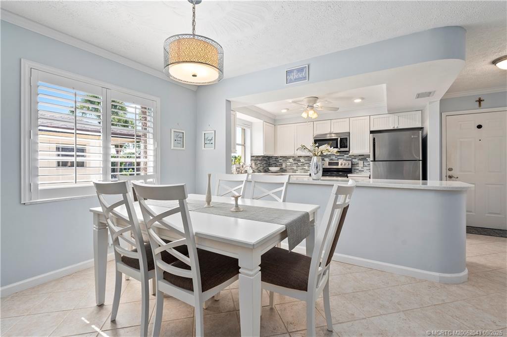 Stuart, Florida 34996, United States, 2 Bedrooms Bedrooms, ,2 BathroomsBathrooms,Residential,Pending,203162