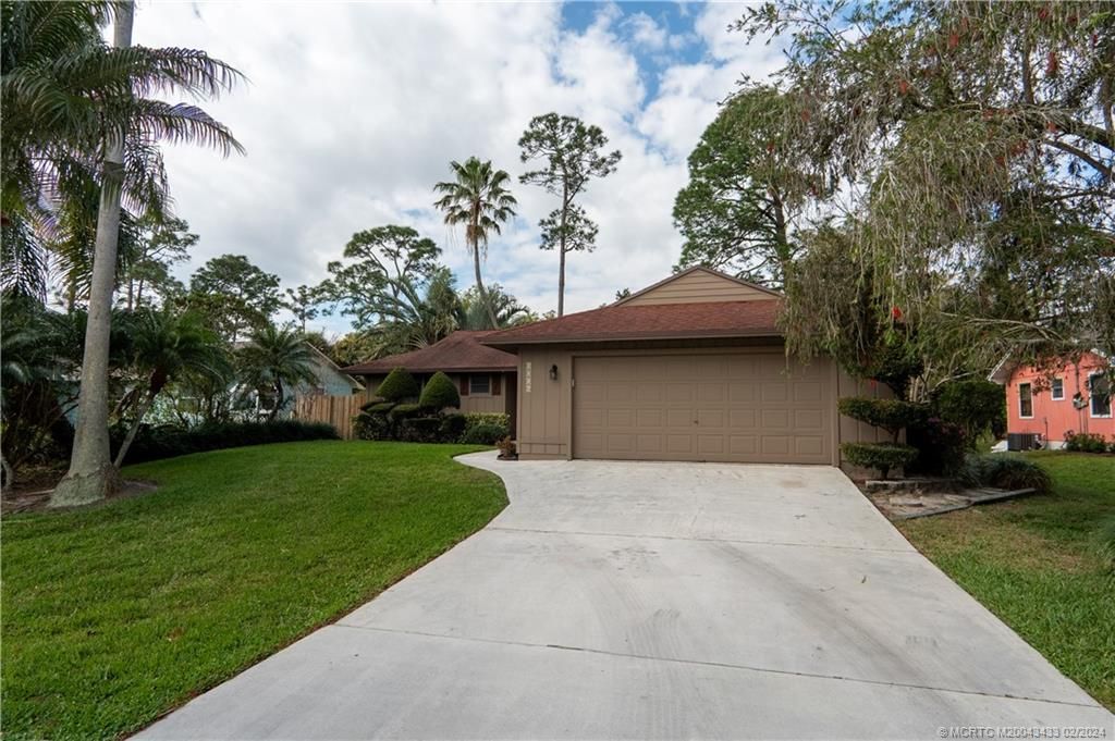 Photo of 8316 SE Pinehaven Avenue, Hobe Sound, FL 33455 (MLS # M20043433)