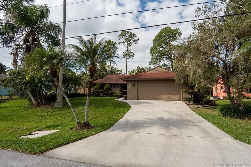 Photo of 8316 SE Pinehaven Avenue, Hobe Sound, FL 33455 (MLS # M20043433)