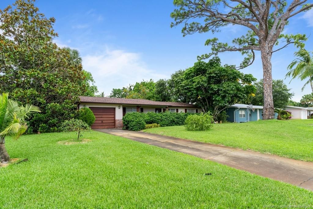 Photo of 924 SE Flamingo Avenue, Stuart, FL 34996 (MLS # M20039736)