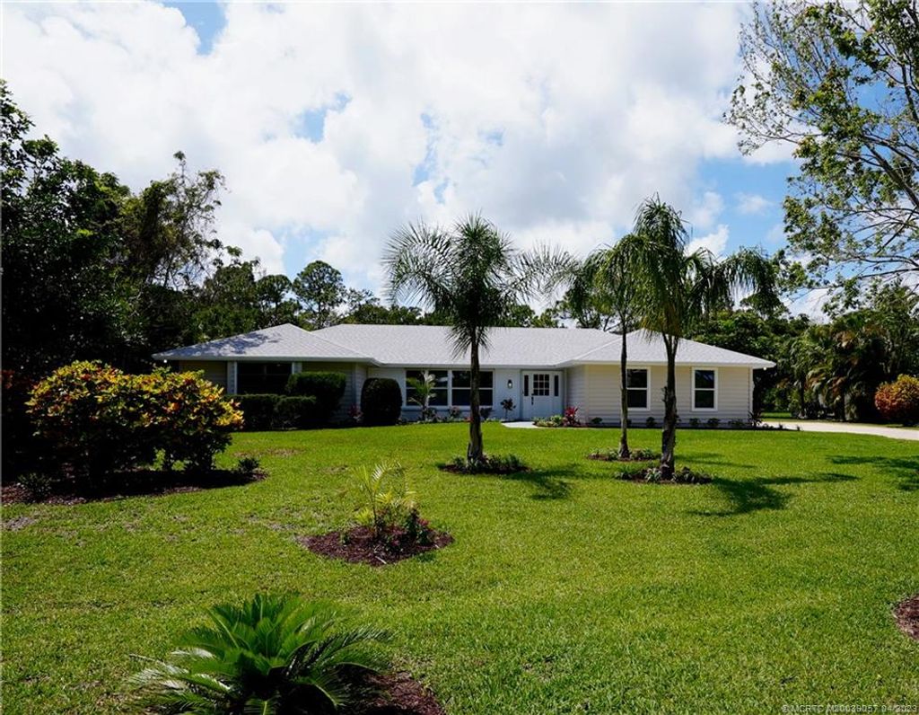 Photo of 440 NE Town Terrace, Jensen Beach, FL 34957 (MLS # M20039057)