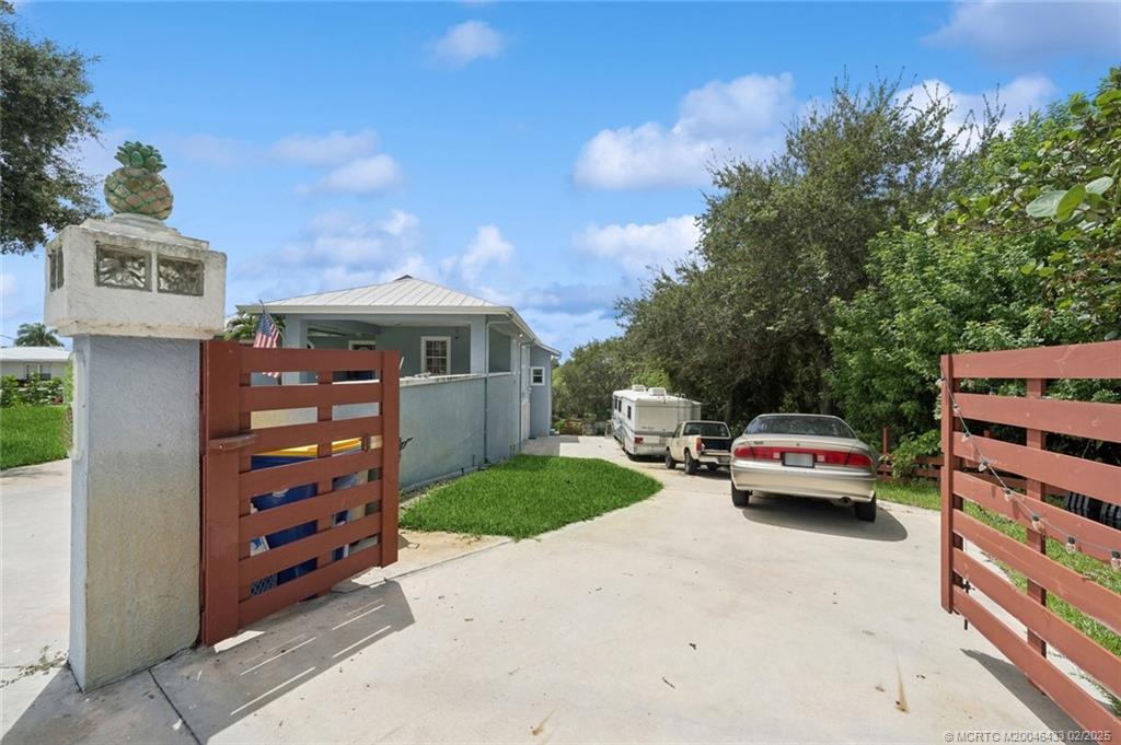 Jensen Beach, Florida 34957, United States, 4 Bedrooms Bedrooms, ,4 BathroomsBathrooms,Residential,Pending,46856