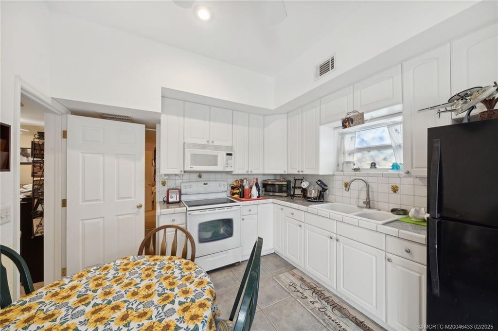 Jensen Beach, Florida 34957, United States, 4 Bedrooms Bedrooms, ,4 BathroomsBathrooms,Residential,Pending,46856