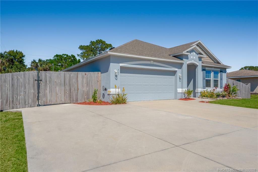Photo of 561 SE Penn Avenue, Port Saint Lucie, FL 34984 (MLS # M20049381)