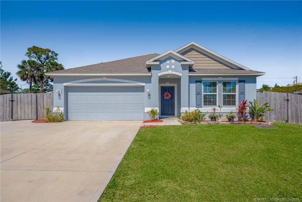 Photo of 561 SE Penn Avenue, Port Saint Lucie, FL 34984 (MLS # M20049381)