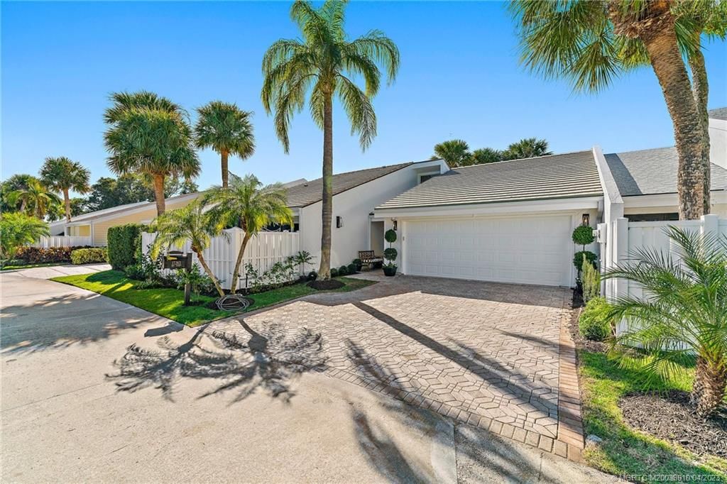 Photo of 17263 Bay Street, Jupiter, FL 33477 (MLS # M20038910)