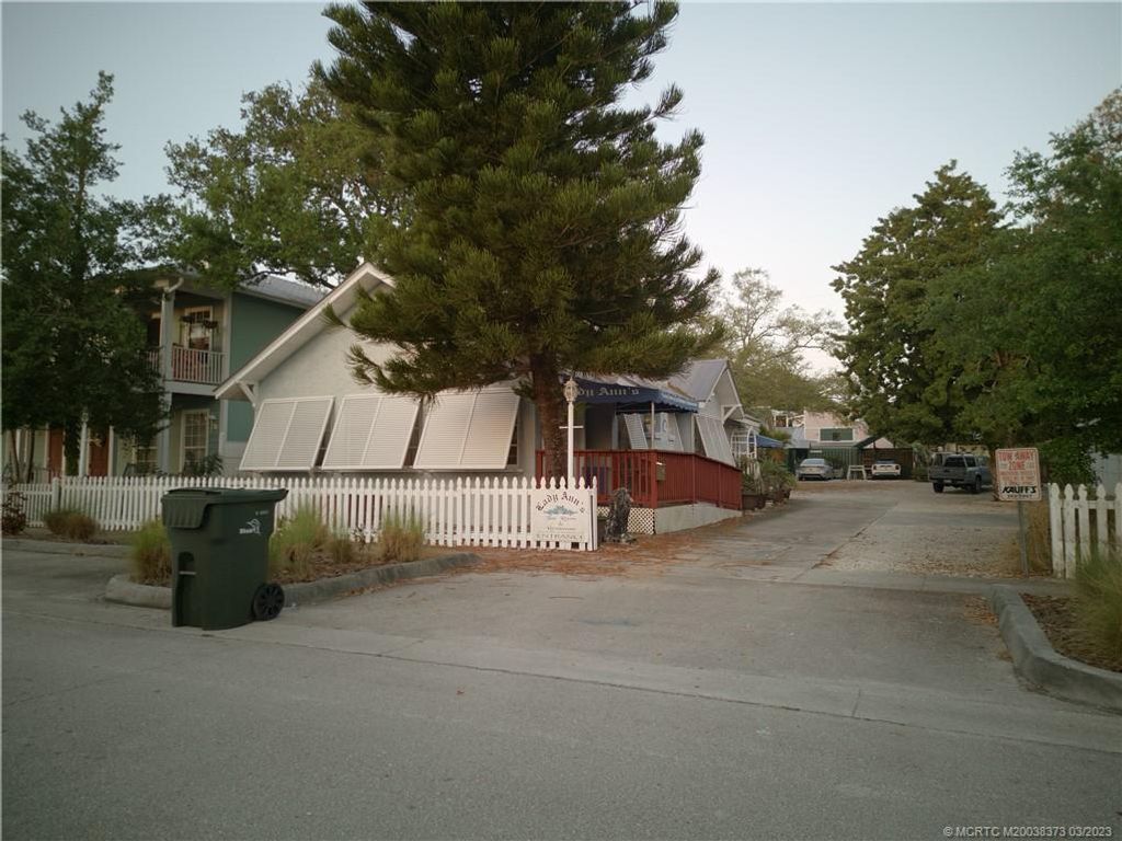 Photo of 506 SW Camden Avenue, Stuart, FL 34994 (MLS # M20038373)