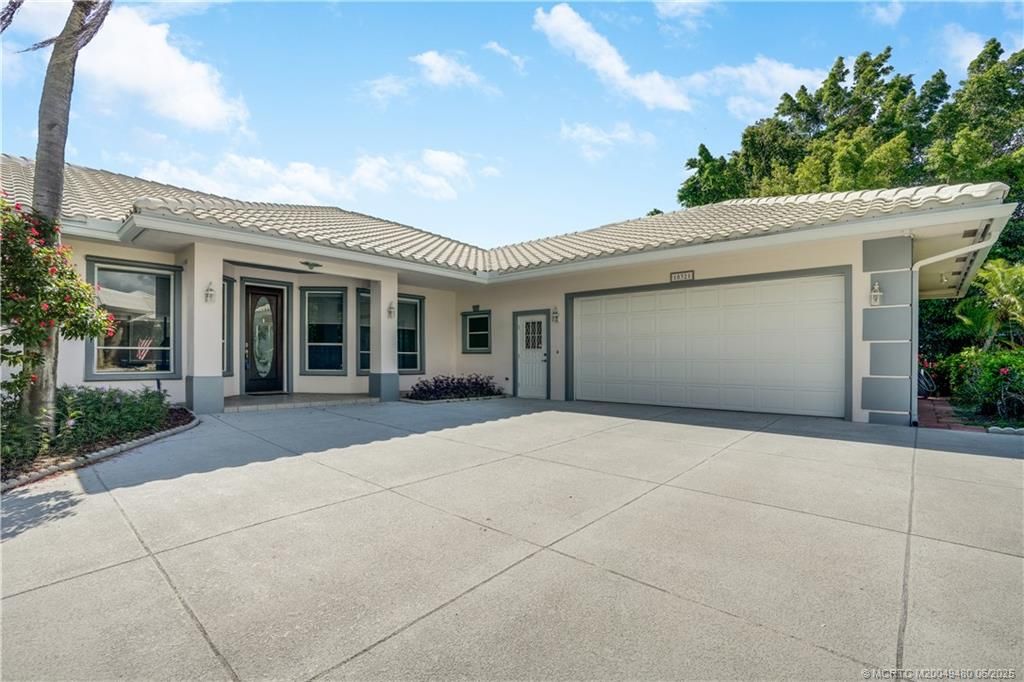 Photo of 10321 SE Bluefish Court SE, Hobe Sound, FL 33455 (MLS # M20049480)