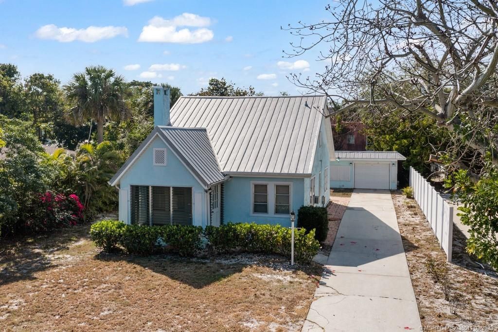 Photo of 416 SE Hibiscus Avenue, Stuart, FL 34996 (MLS # M20038511)