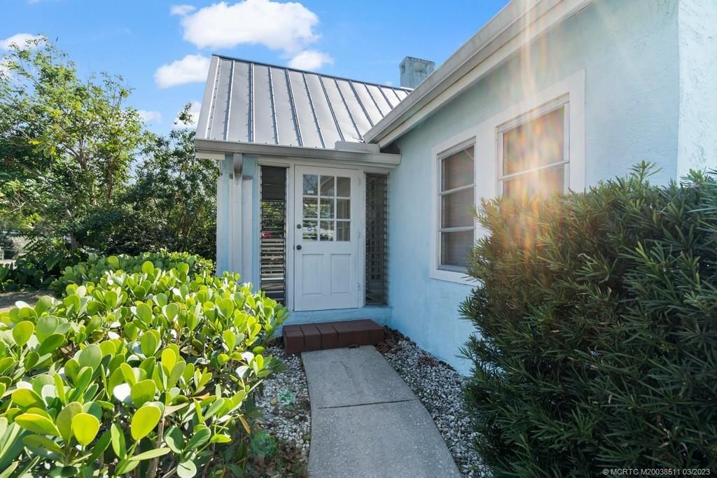 Photo of 416 SE Hibiscus Avenue, Stuart, FL 34996 (MLS # M20038511)