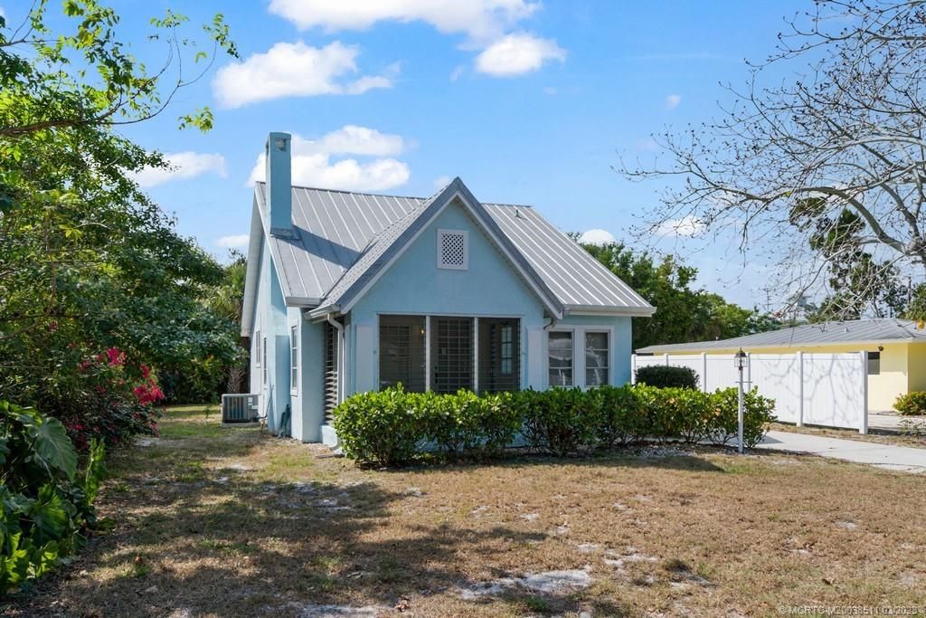 Photo of 416 SE Hibiscus Avenue, Stuart, FL 34996 (MLS # M20038511)