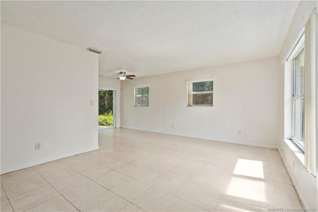 Stuart, Florida 34997, United States, 2 Bedrooms Bedrooms, ,2 BathroomsBathrooms,Residential,Pending,123660