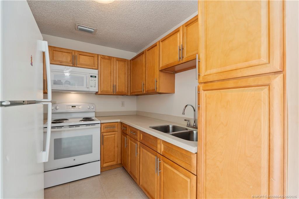 Stuart, Florida 34997, United States, 2 Bedrooms Bedrooms, ,2 BathroomsBathrooms,Residential,Pending,123660