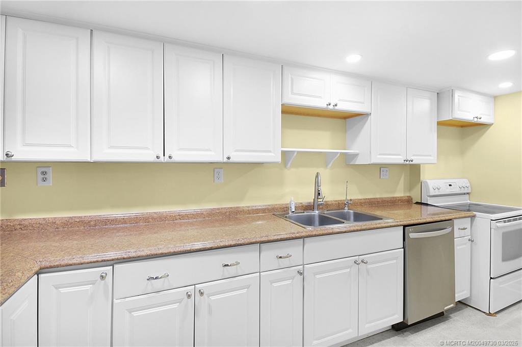 Stuart, Florida 34996, United States, 2 Bedrooms Bedrooms, ,2 BathroomsBathrooms,Residential,Active,91476