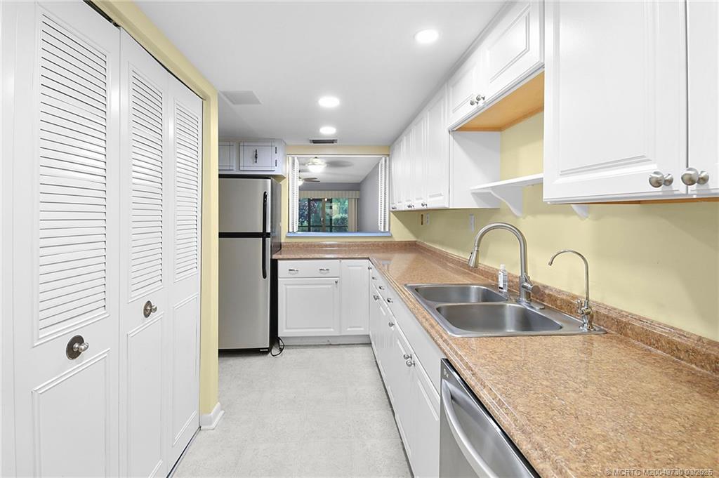 Stuart, Florida 34996, United States, 2 Bedrooms Bedrooms, ,2 BathroomsBathrooms,Residential,Active,91476